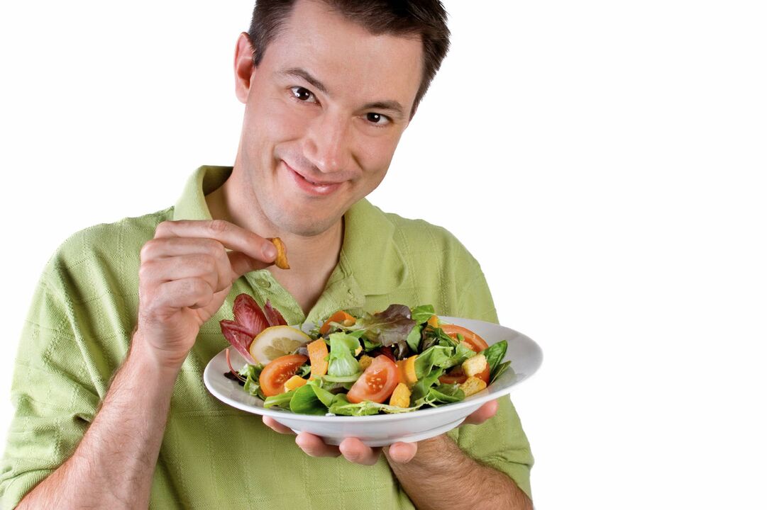 մարդը ուտում է բանջարեղենի աղցան պոտենցիայի համար